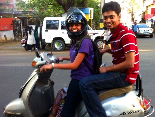 Shruthi e Raghu sull’Honda Activa, Jayanagar, 4th Block
