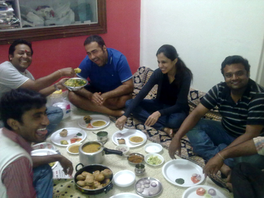 Peppe che mangia il Dal Baati Churma. Da sinistra a destra: Manish, Rajesh, Peppe, Saloni, Pallav